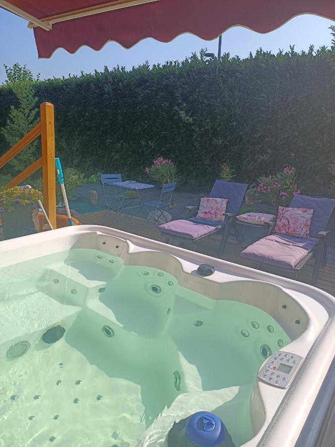 Chalet & Spa Sur La Cote Fleurie โอแบร์วีลล์ ภายนอก รูปภาพ